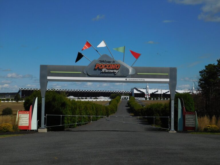 Pocono_Raceway_welcome sign(50485056457)_wikimedia commons license